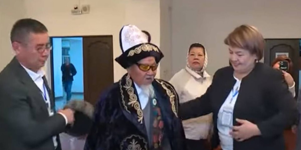 
                    102-летний ветеран войны Яхья Тасыров первым пришел на выборы в Кызылординской области
                