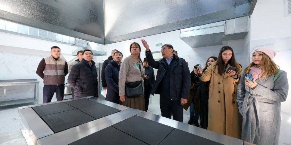 
                    Аким Алматы поручил устранить дефекты в школе №127 в Ауэзовском районе после капремонта
                