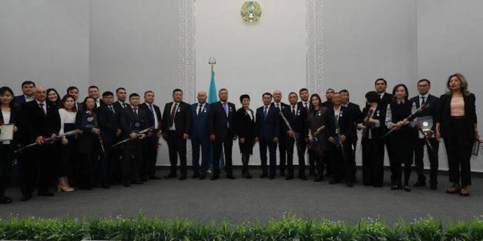
                    Наградили экипаж, эвакуировавший казахстанцев из Израиля
                