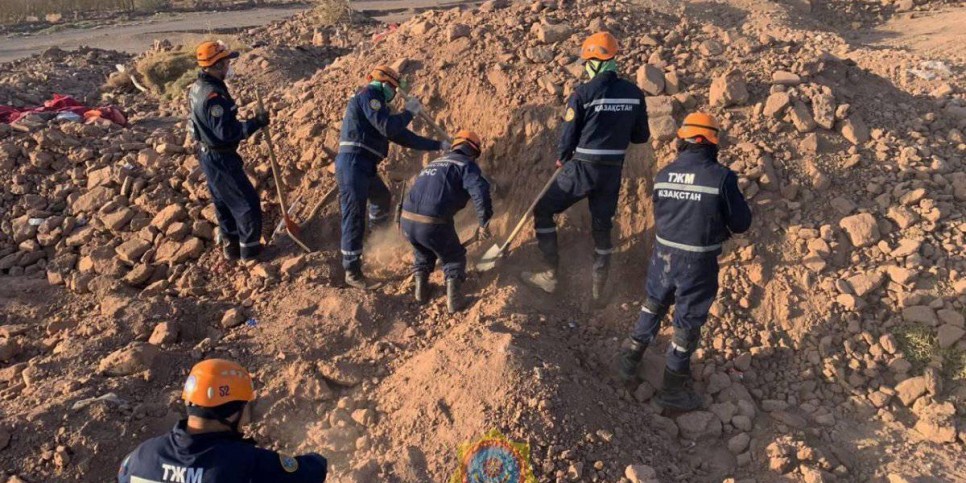 
                    Казахстанские спасатели активно разбирали завалы после землетрясения в Афганистане
                