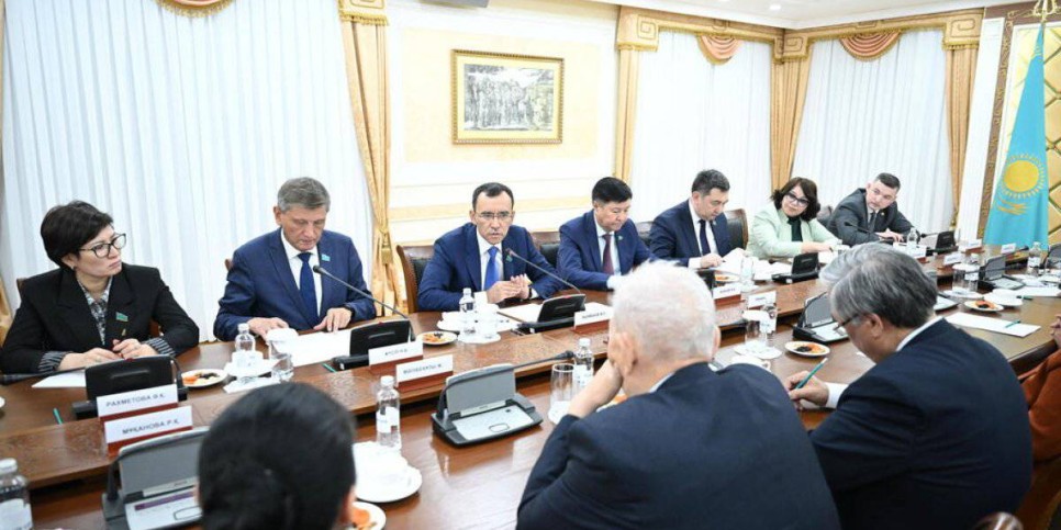 
                    Ашимбаев: Важно продвигать национальные ценности в молодежной среде
                