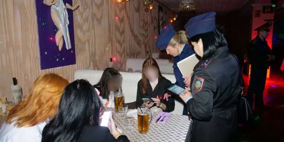 
                    За ночные посиделки дочери-подростка в кафе досталось матери
                