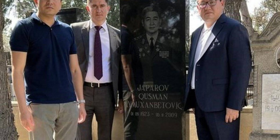 
                    Советник Президента РК Малик Отарбаев посетил могилу Госмана Жапарова в Баку
                