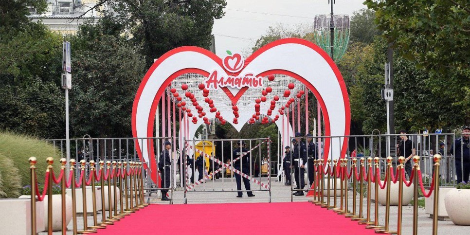 
                    Almaty cover show собрал горожан в центре мегаполиса
                