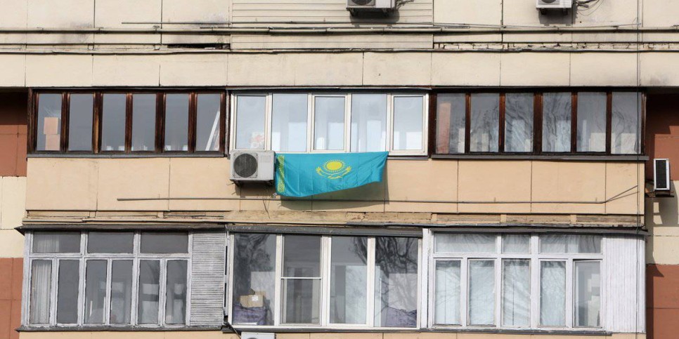 
                    Флаг Казахстана разрешат вывешивать на балконах
                