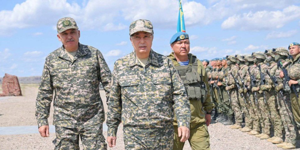 
                    Президент провел оперативное совещание Генштаба
                