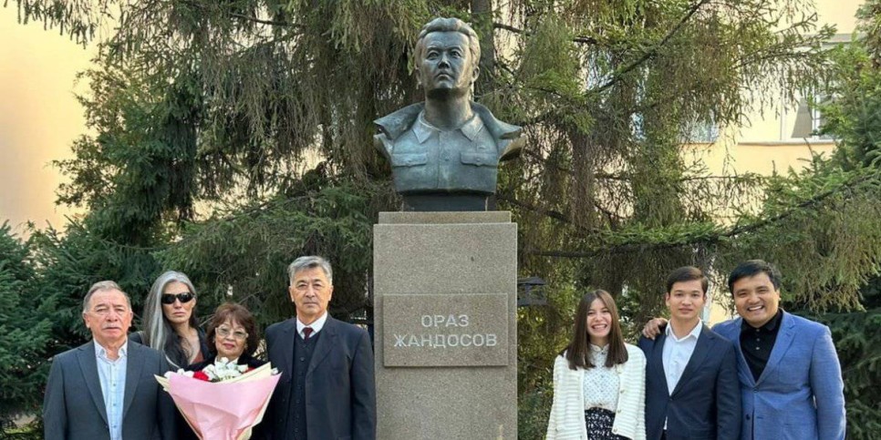 
                    В алматинской гимназии № 105 установили бюст Ораза Жандосова
                