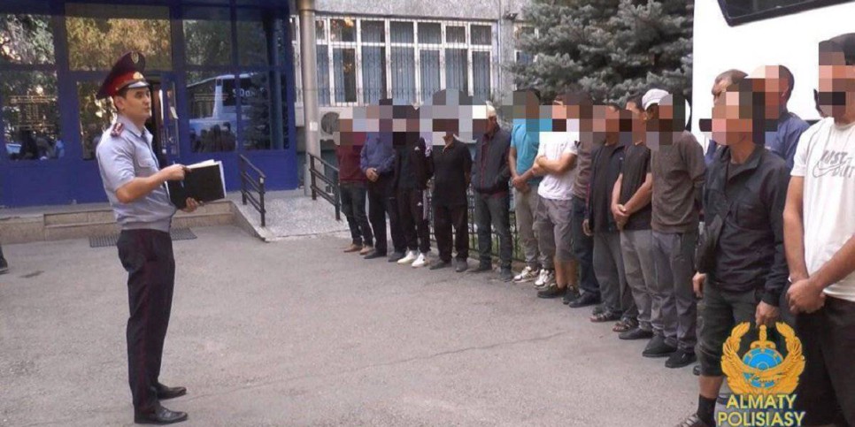 
                    Десятки иностранцев выдворили из Алматы
                