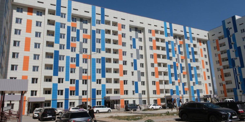
                    Ключи от квартир в мкр. «Жас Канат» в Алматы получили свыше 400 семей
                