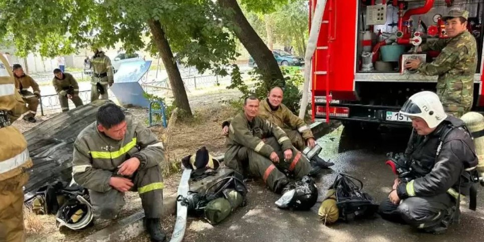 
                    Жамбылские спасатели эвакуировали из-за пожара 10 взрослых и 5 детей
                