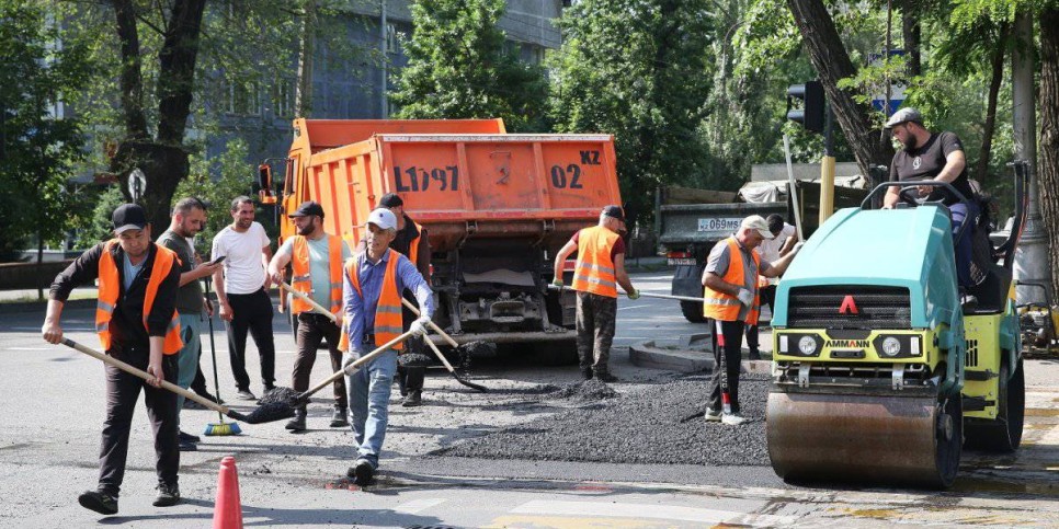 
                    В Алматы строят дороги по новой технологии
                