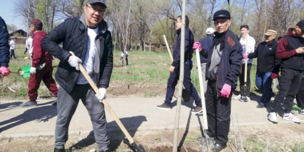 
                    В парке «Желтоксан-86» пришедших на субботник горожан встретили концертом
                