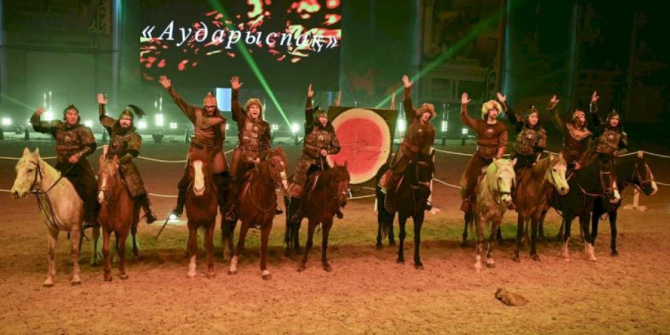 
                    Глава государства побывал на шоу конных наездников Nomad Stunts
                