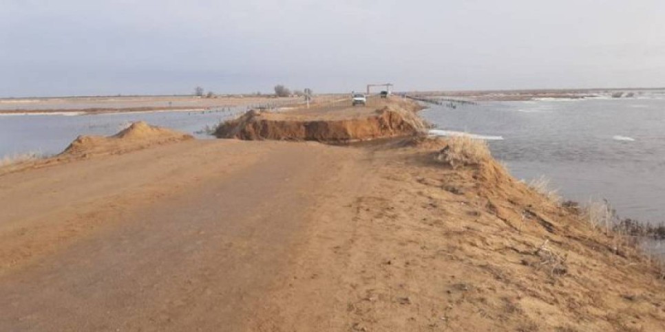 
                    В Атырауской области из-за паводка вскрыли участок дороги
                