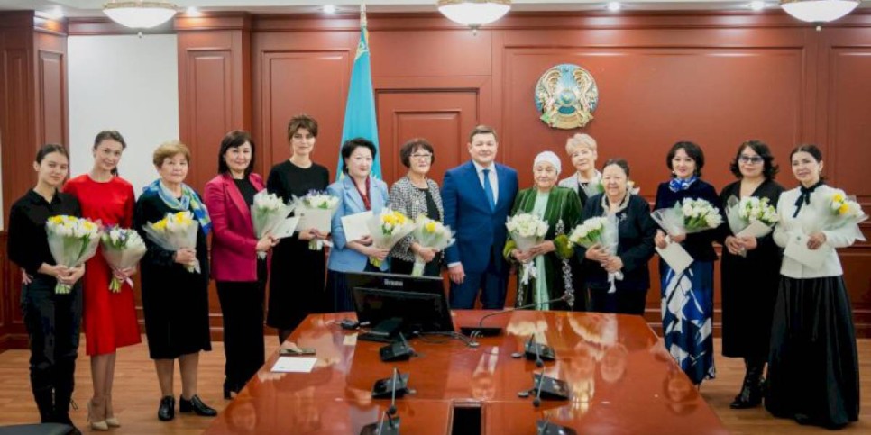 
                    Президент РК поздравил представительниц сфер культуры, спорта и архивного дела с 8 Марта
                
