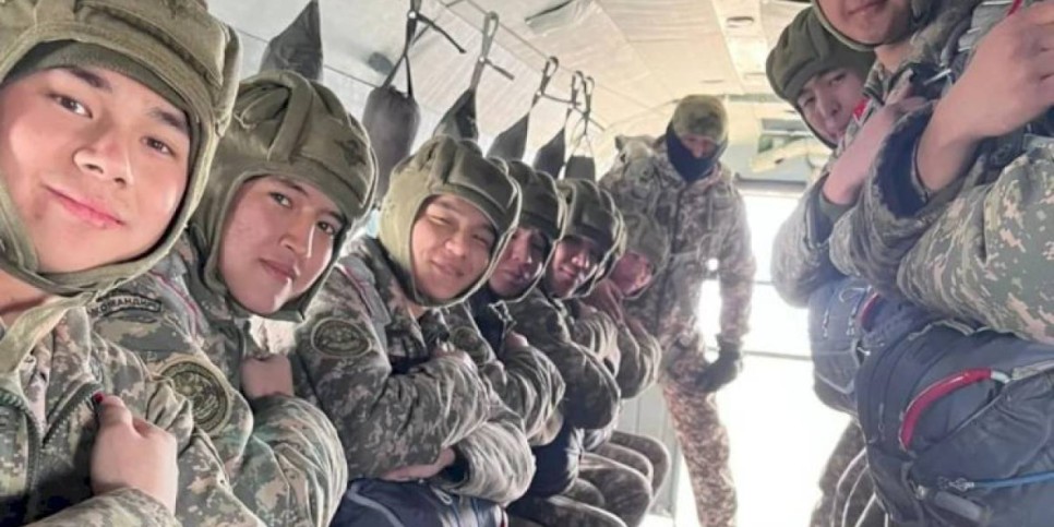 
                    Курсанты Военного института Сухопутных войск совершили свои первые прыжки с парашютом
                