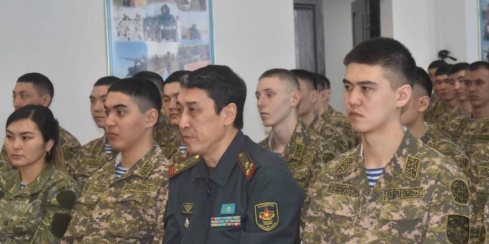 
                    Казахстанские военнослужащие встретились со школьниками в режиме онлайн
                