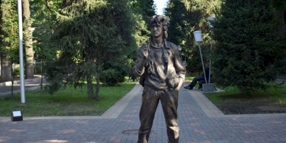 
                    Полиция Алматы задержала вандала, портившего таблички мемориального комплекса Виктора Цоя
                