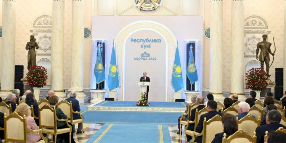 
                    В честь Дня Республики Президент вручил государственные награды и премии
                