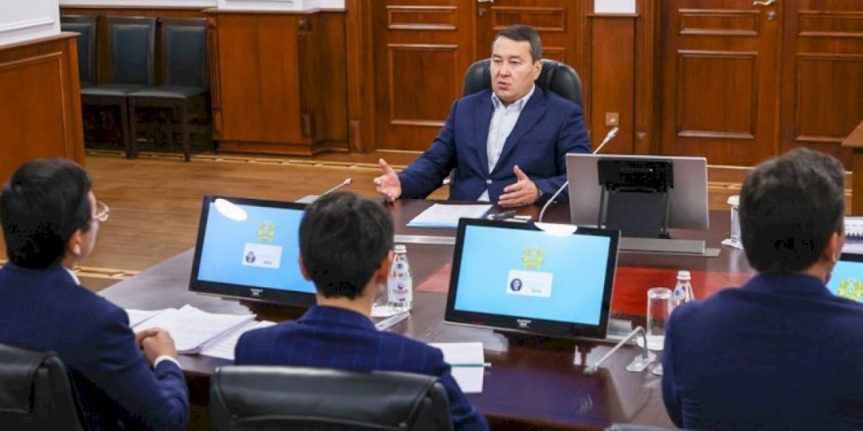 
                    Премьер поручил перевести учебники в цифровой формат и разгрузить детей от тяжелых рюкзаков
                