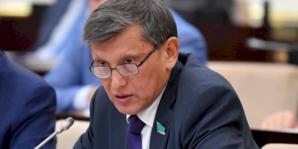 
                    Сенатор призвал отстранять от сцены за непристойное поведение
                