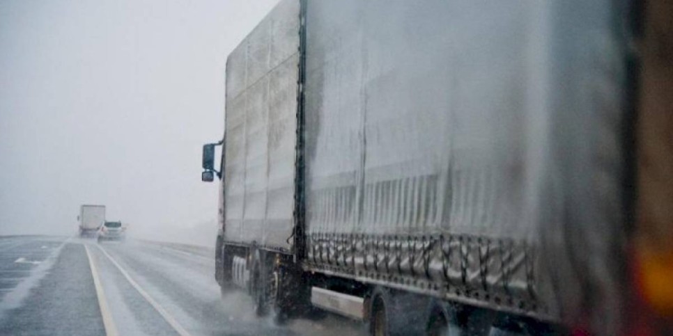 
                    Временное ограничение движения для большегрузов ввели в Казахстане
                