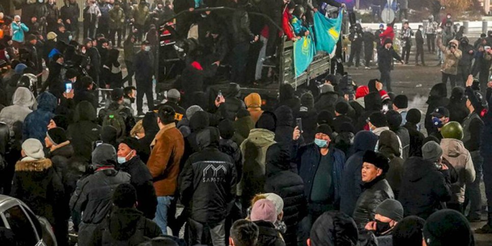 
                    Люди в красном, или Кто руководил боевиками во время массовых беспорядков в Алматы?
                