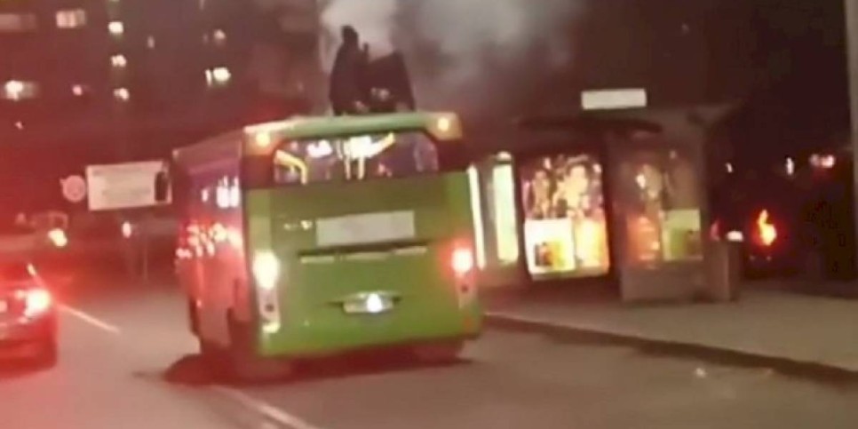 
                    Группа парней устроила фейерверк-шоу на крыше пассажирского автобуса в Алматы
                