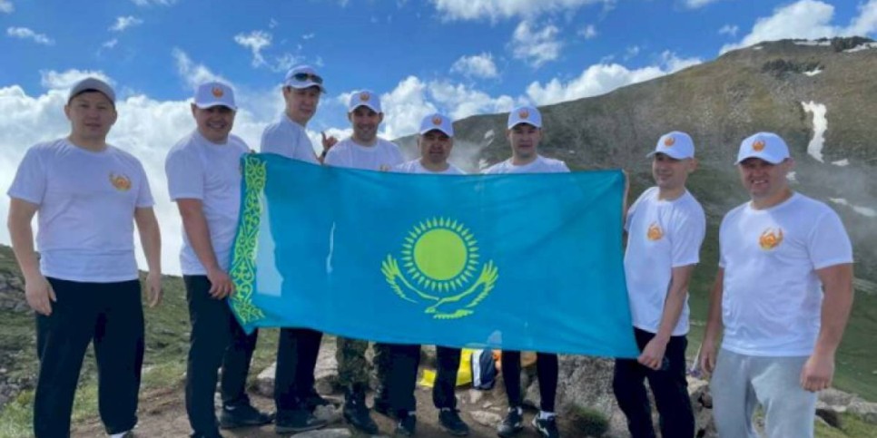 
                    Алматинские полицейские покорили пик Фурманова
                