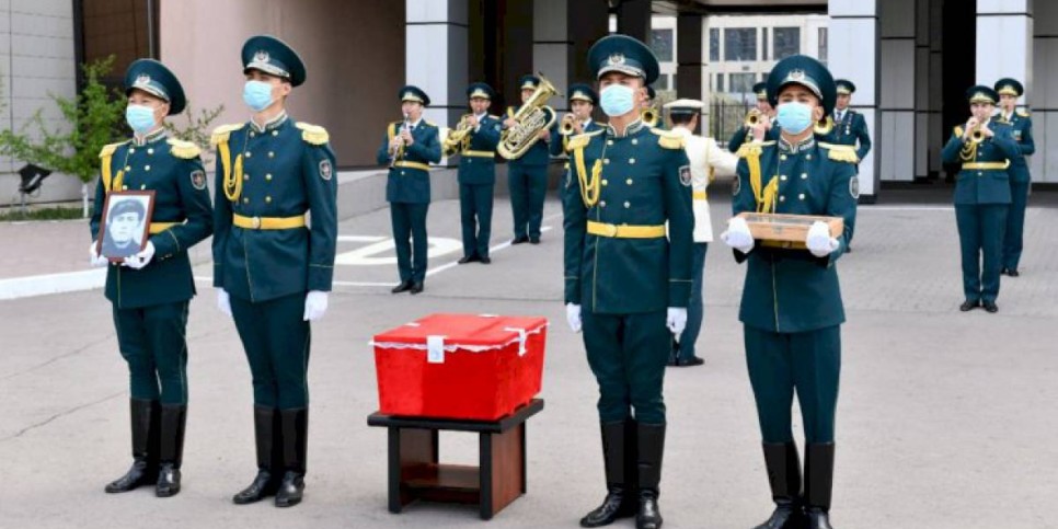 
                    Останки казахстанского воина доставили в РК из Молдовы
                