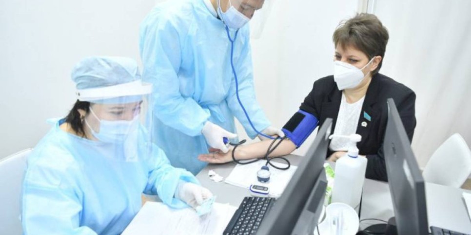 
                    Депутаты мажилиса сделали прививки от коронавируса
                
