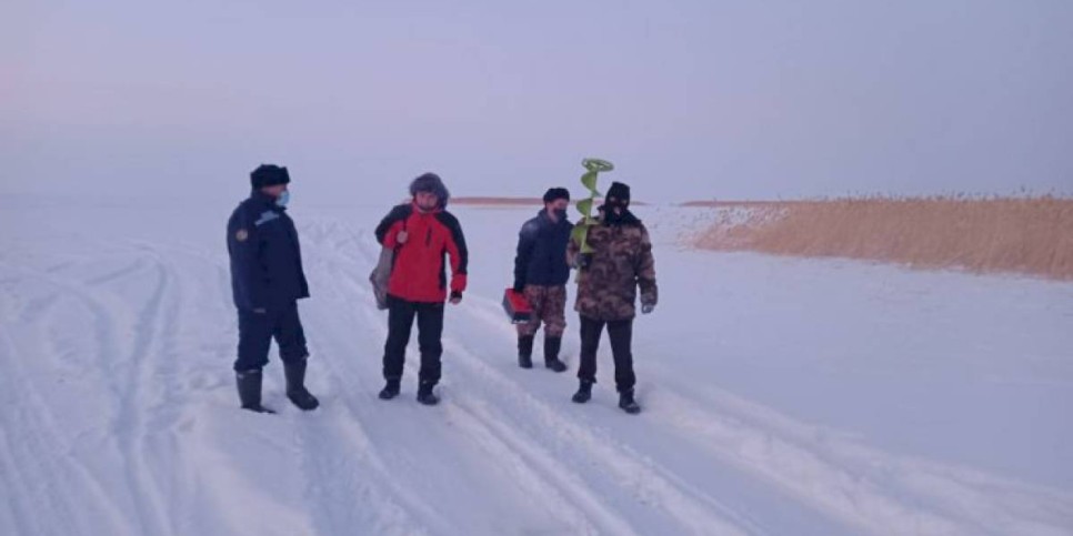 
                    Любителя подледной рыбалки спасли на Балхаше, его машина затонула
                