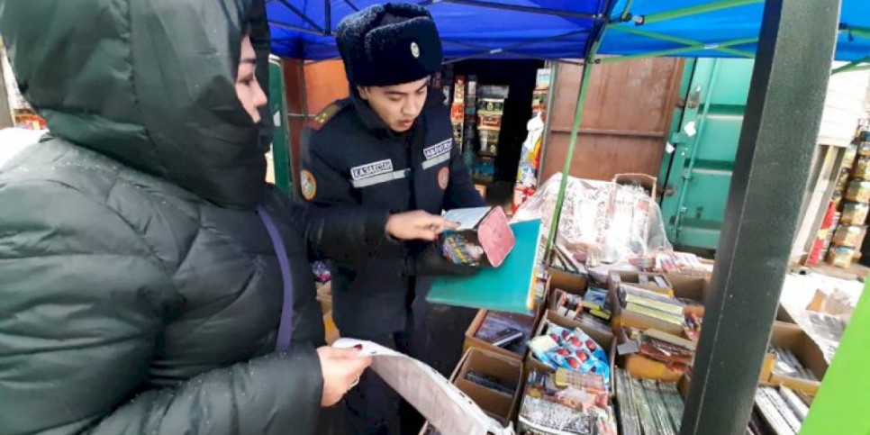 
                    Более 800 килограммов несертифицированной пиротехники изъяли в Алматы
                