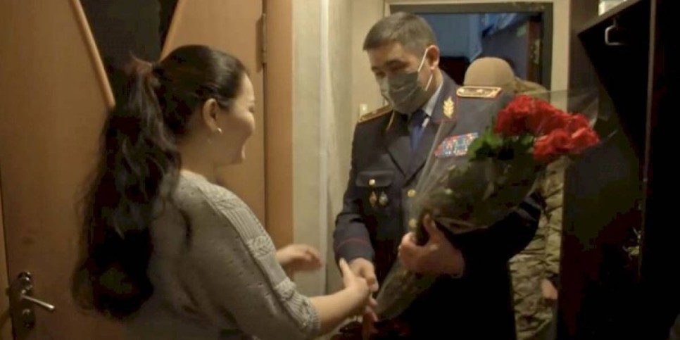 
                    Родственники погибших полицейских поздравили казахстанцев с Днем Независимости
                