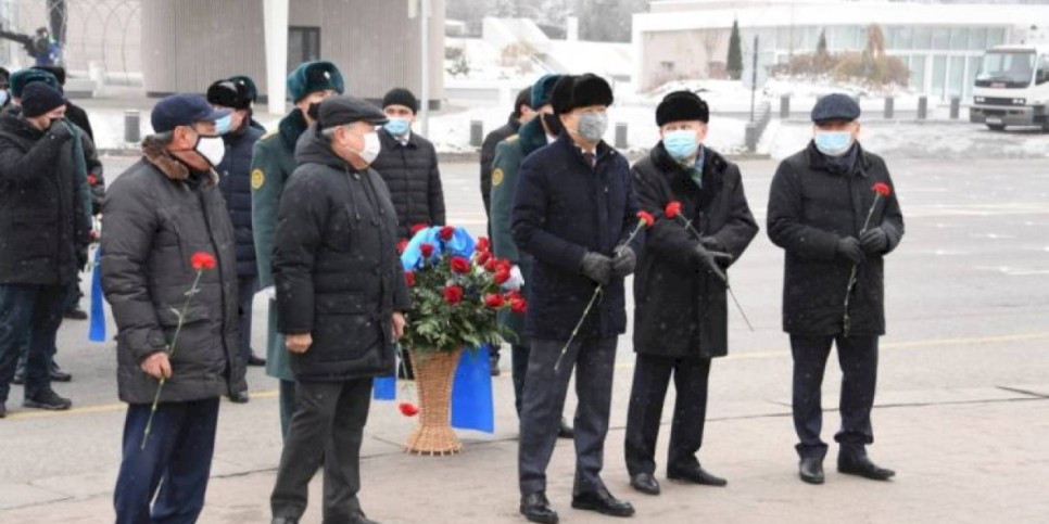 
                    Аким Алматы возложил цветы к монументу «Тәуелсіздік»
                