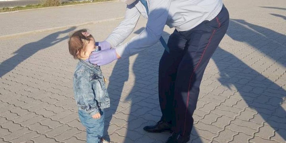 
                    Медицинские маски раздают алматинцам полицейские
                