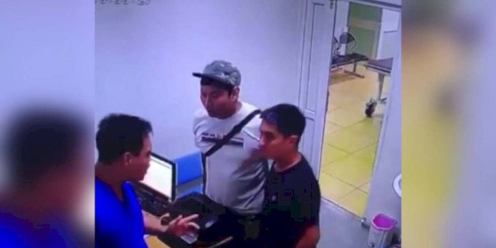 
                    Нападение на медработника попало на видео в Алматы
                