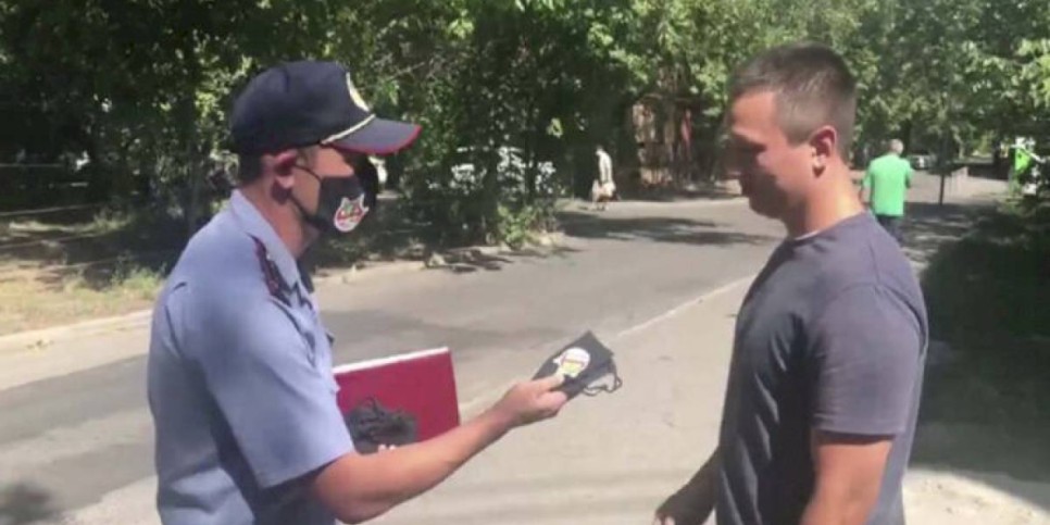 
                    Алматинские полицейские раздают горожанам маски
                