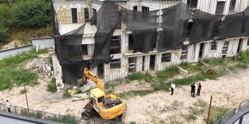 
                    Строящийся таунхаус сносят в предгорье Алматы
                