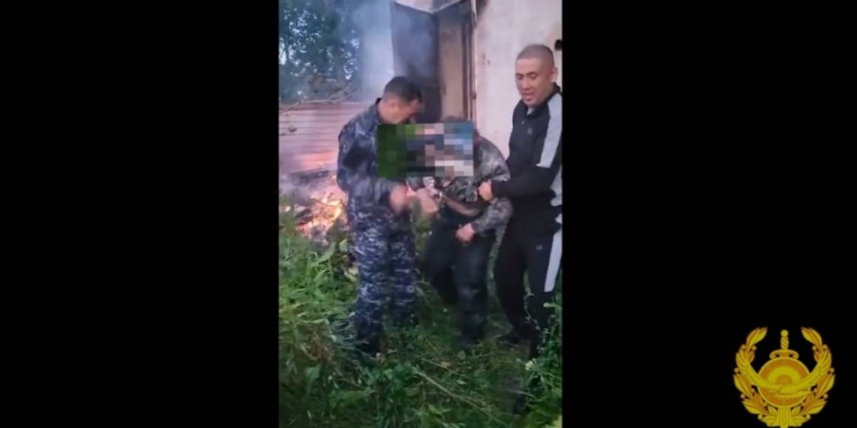 
                    Полицейские спасли мужчину из горящего здания в Костанайской области
                