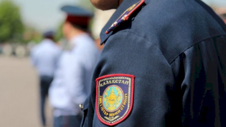 Полицейские сопровождают пассажиров поездов от станции Жуалы до Шу