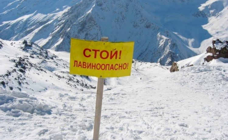 Лавина накрыла двух человек в горах Алматы