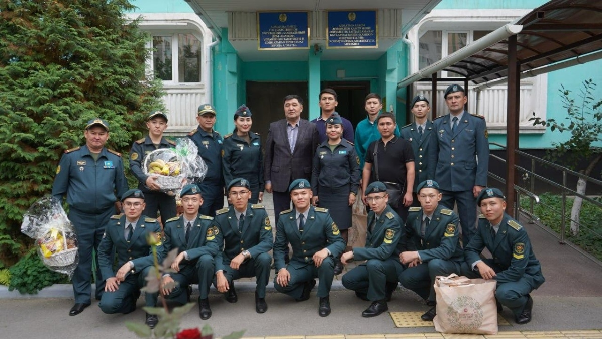 Военнослужащие навестили дом престарелых в Алматы