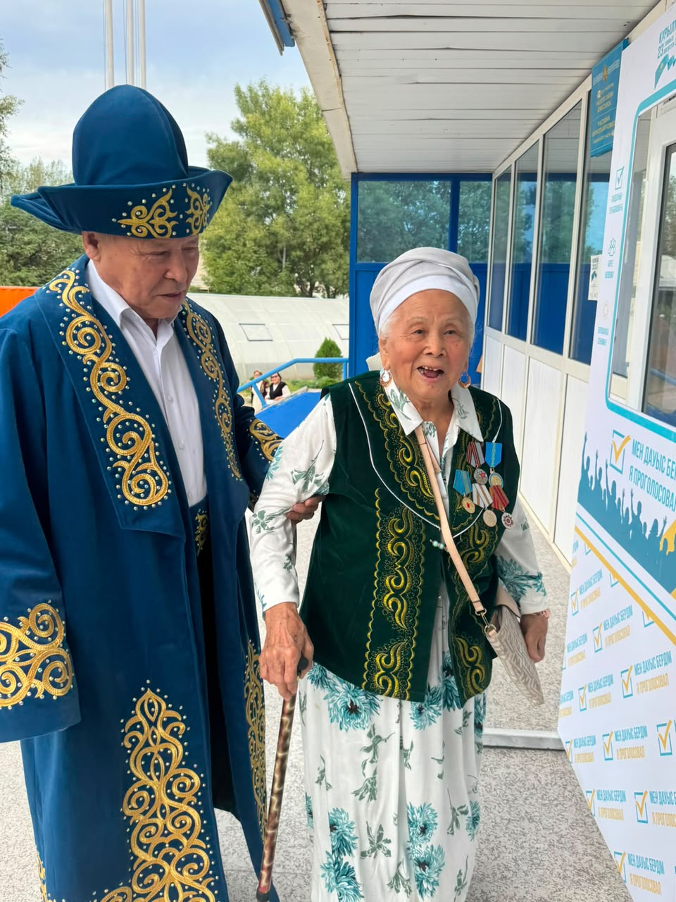 69-летний сын привел 90-летнюю маму на выборы в Алматы