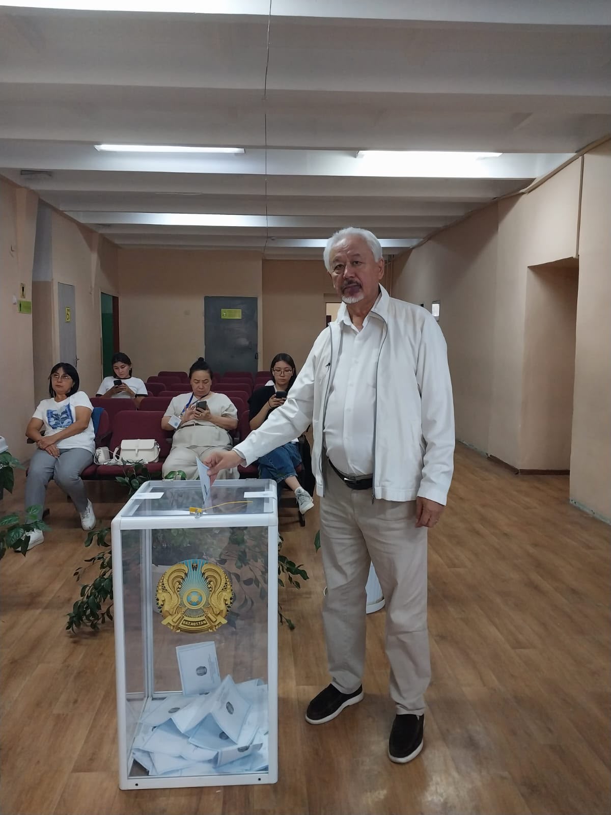 Поэт, ученый, кавалер ордена «Құрмет» Адильгазы Кайырбеков сделал свой выбор на выборах Құрылтай