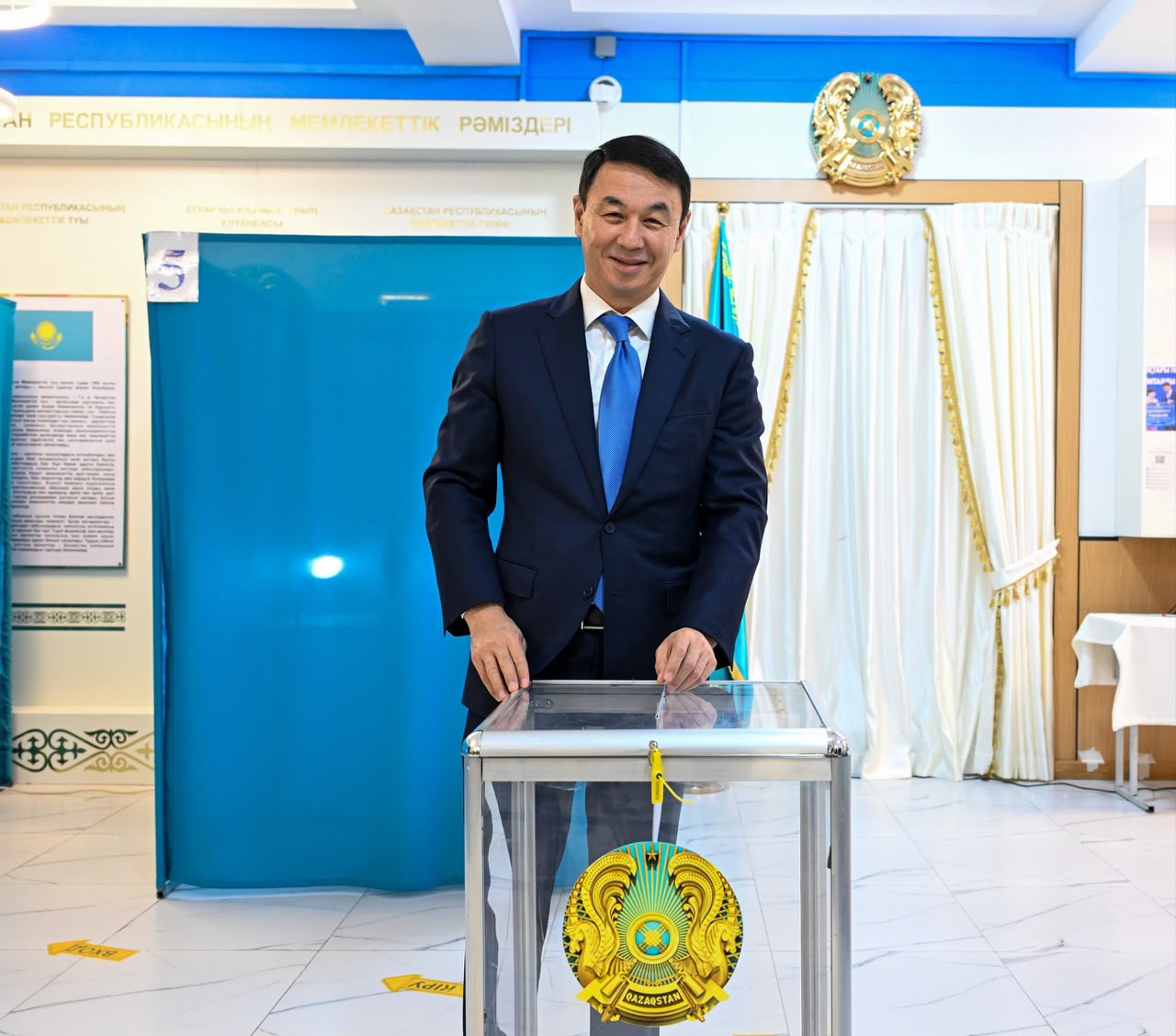 Аким Алматы проголосовал на выборах в Курултай
