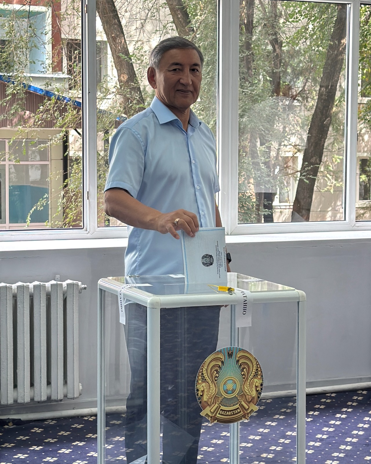 Известный писатель Кенжехан Матыжанов проголосовал на выборах Құрылтай вместе с семьей