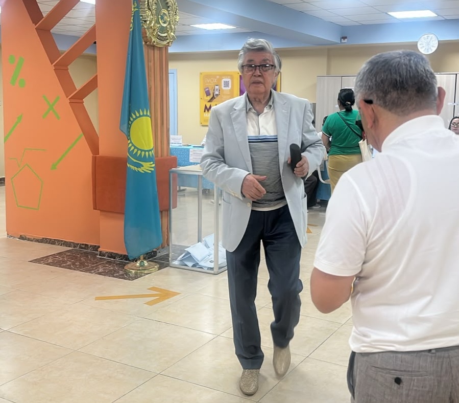 Нурлан Оразалин проголосовал на выборах в Курултай