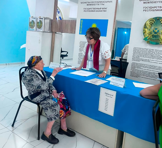 Связь поколений: 102-летняя жительница Алматы лично проголосовала на выборах в Курултай