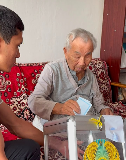 В Алматы 103-летний ветеран ВОВ отдал свой голос на выборах в Құрылтай